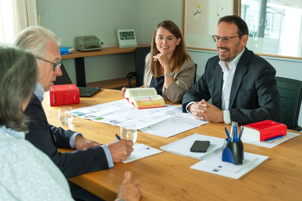 Beratungssituation zu Testamentsgestaltung.